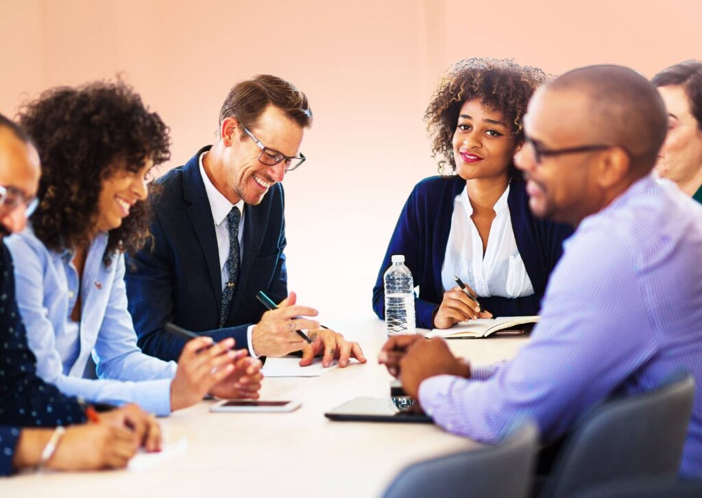 Groupe de professionnels en réunion, discussion autour d’un projet, ambiance collaborative et échanges autour du management stratégique et opérationnel.